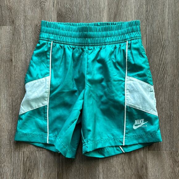 Nike Green & White Sportswear Heritage Woven Shorts Size Large - Picture 1 of 6